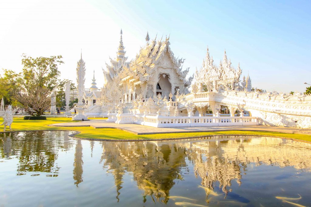 WHITE TEMPLE – THE BOUNDARY BETWEEN HEAVEN AND HELL ATTRACTS TOURISTS IN THAILAND